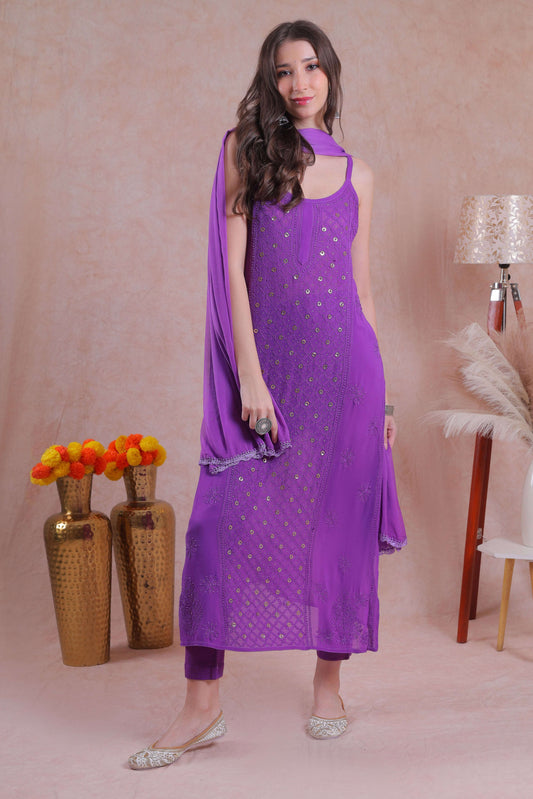 This kurta set soft flowy viscose fabric ensures comfort and a flattering drape.