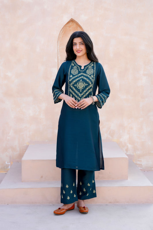 The intricate beige chikankari detailing enhances the kurta’s charm