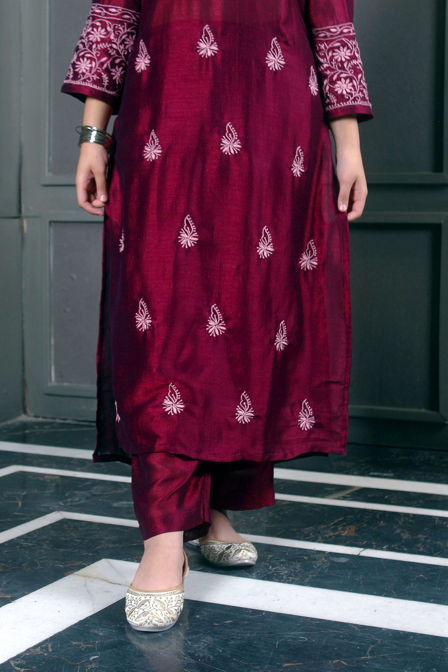 comfortable kurta set this esemble is both chic and versatile.