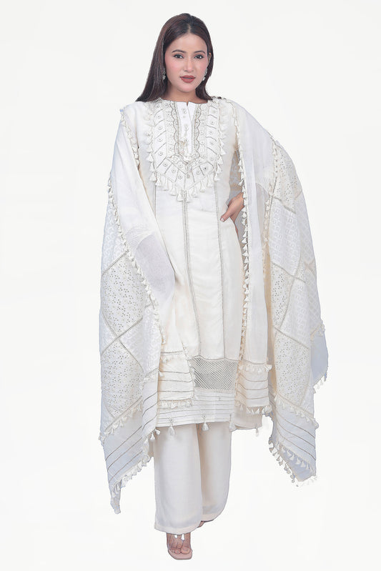 Egg white kurta set is designed to provide a stunning look