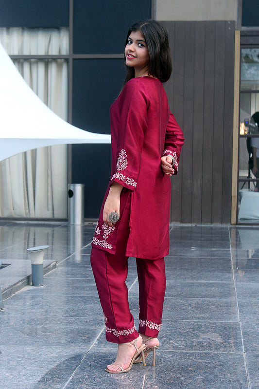 The intricate soft pink chikankari detailing enhances the kurta’s charm