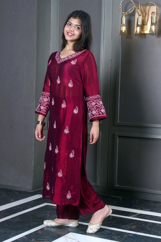 the intricate soft pink chikankari detailing enhances the kurta’s charm