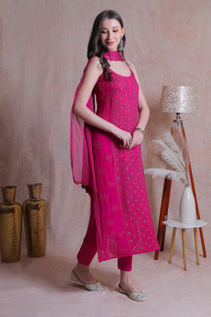 offers a subtle shimmer, elevating the overall elegance of the esemble.