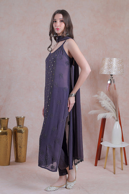 The soft flowy viscose fabric ensures comfort and a flattering drape. 