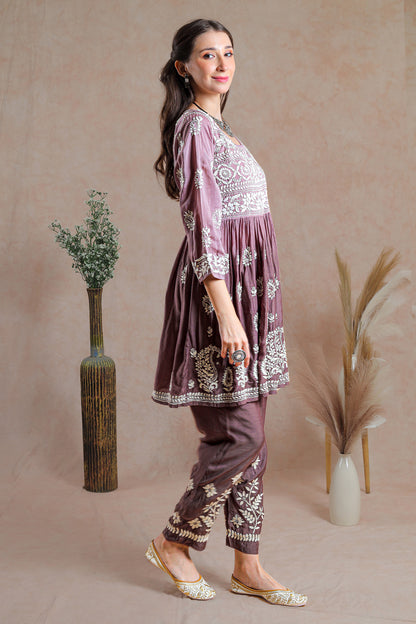 This intricate white chikankari detailing enhances the kurta’s charm