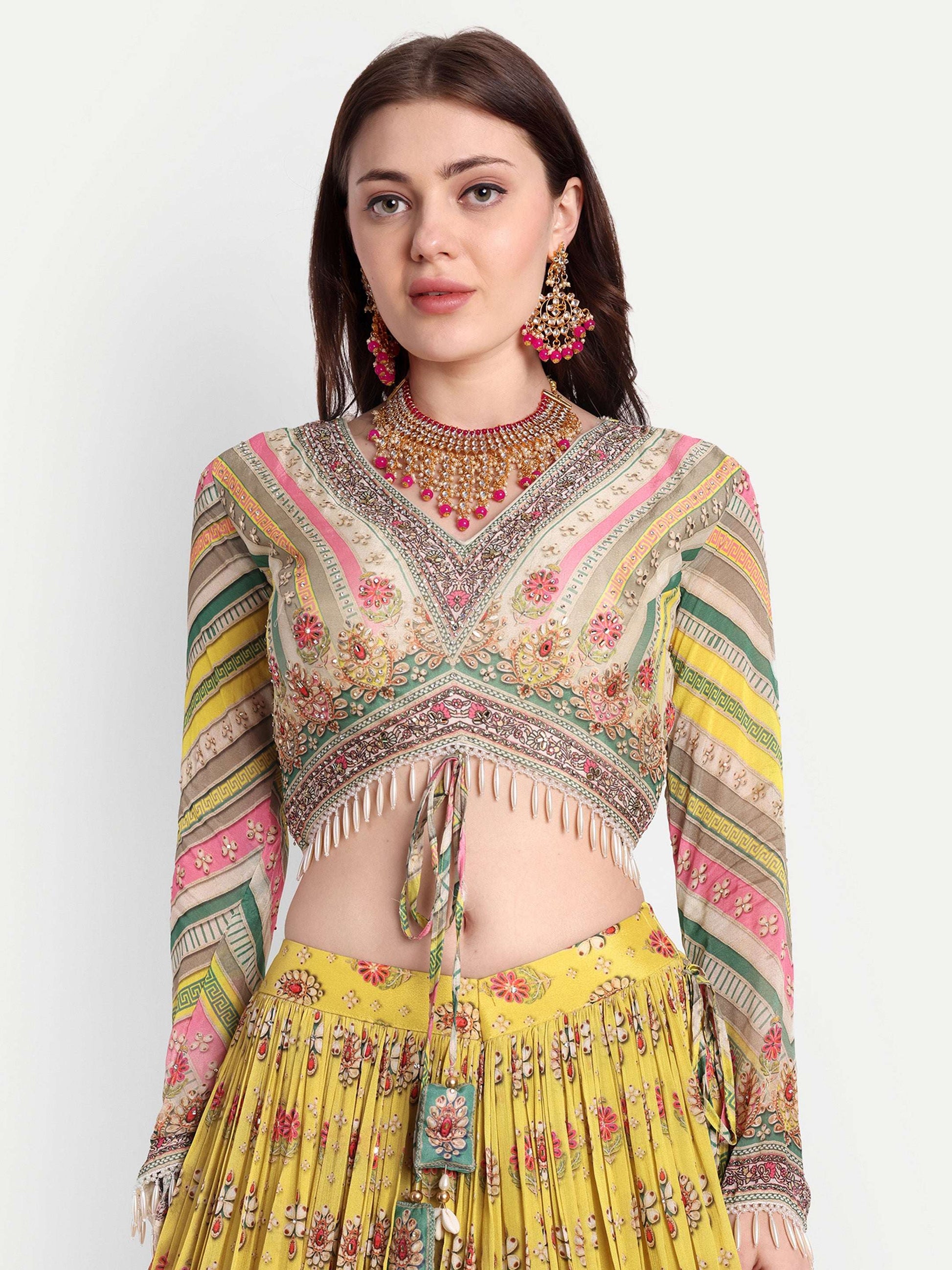 The choli comes with full sleeves that offer a stylish look.