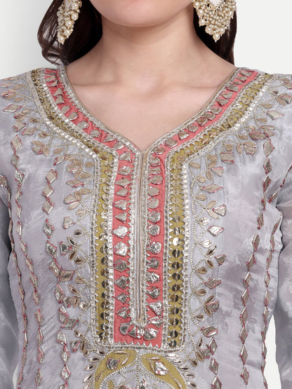 V-neck border on the neckline 