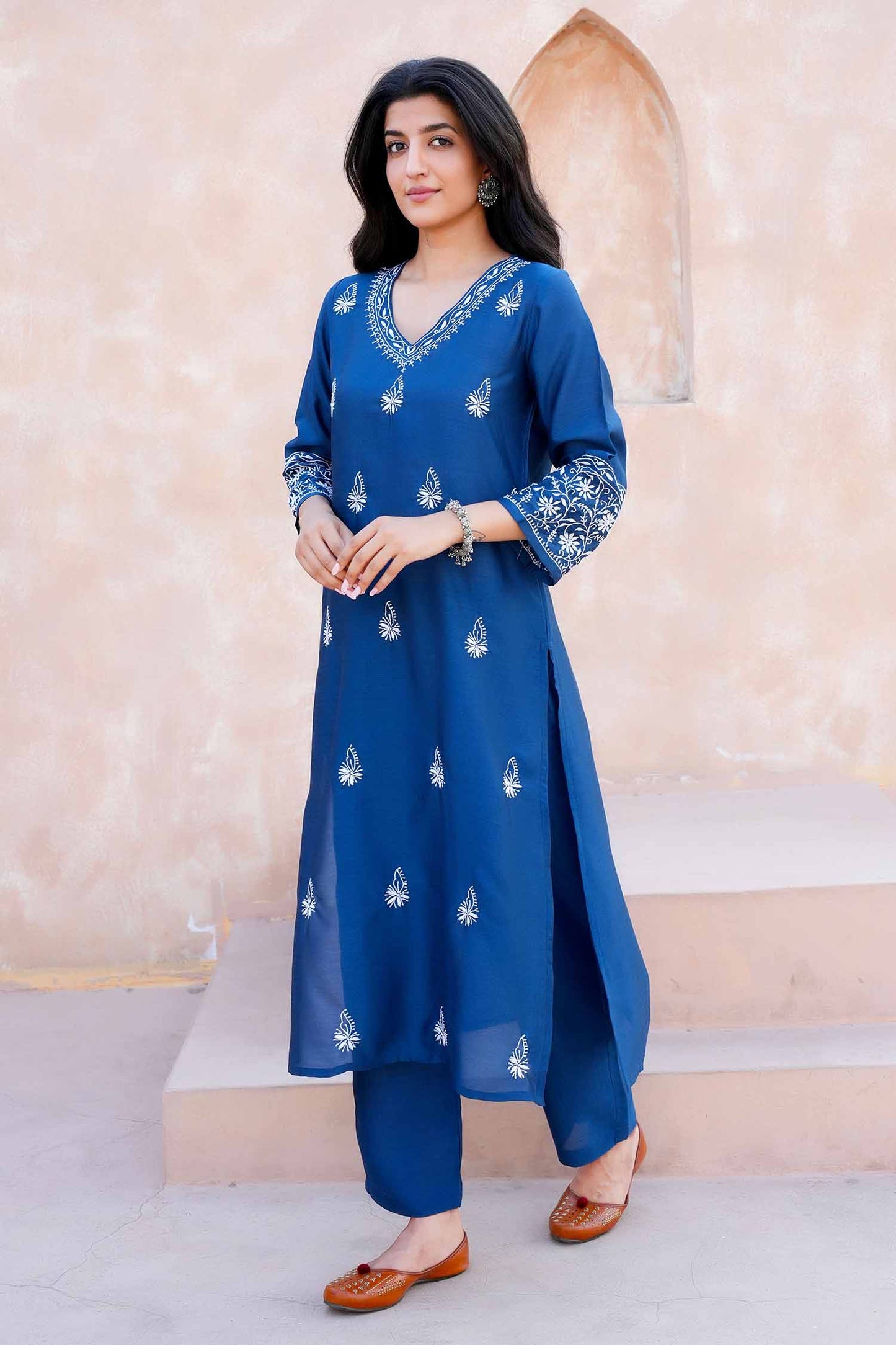 Myra Chikankari Kurta Set with Chikankari Embroidery – V Neck Kurta
