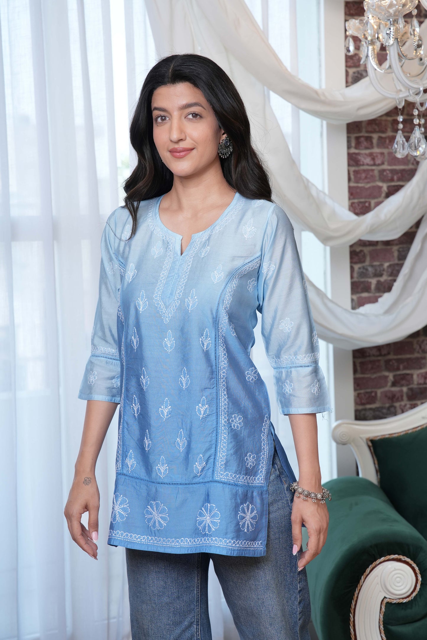 This short kurta Offering a subtle yet sophisticated touch