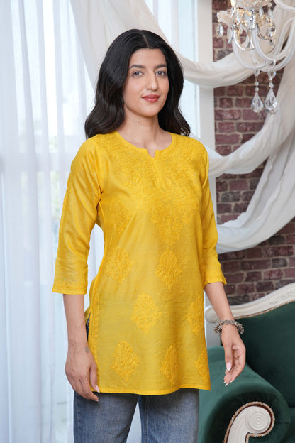 This short kurta Offering a subtle yet sophisticated touch