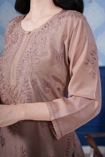 Comfortable kurta this esemble is both chic and versatile.