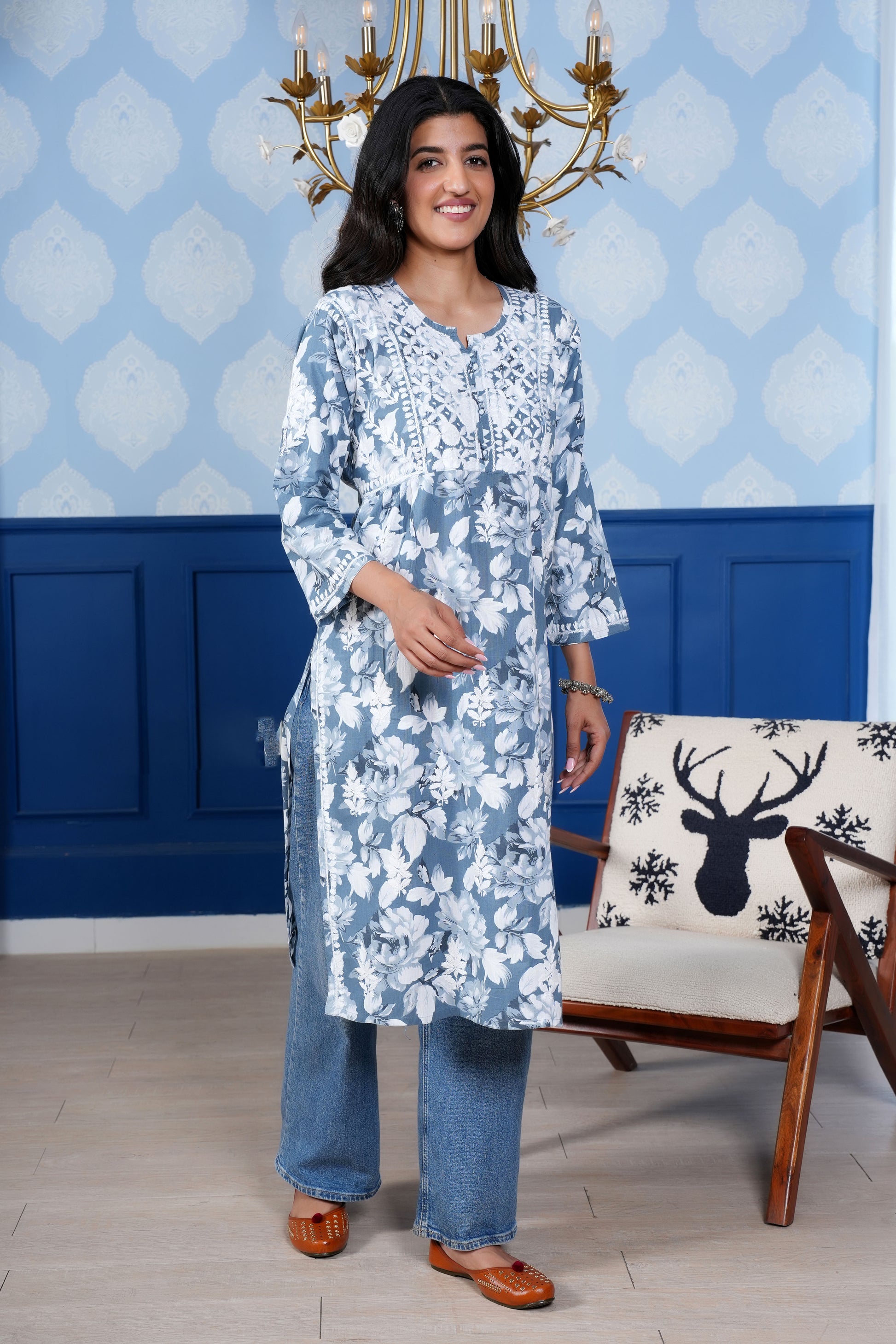 Comfortable kurta this esemble is both chic and versatile.
