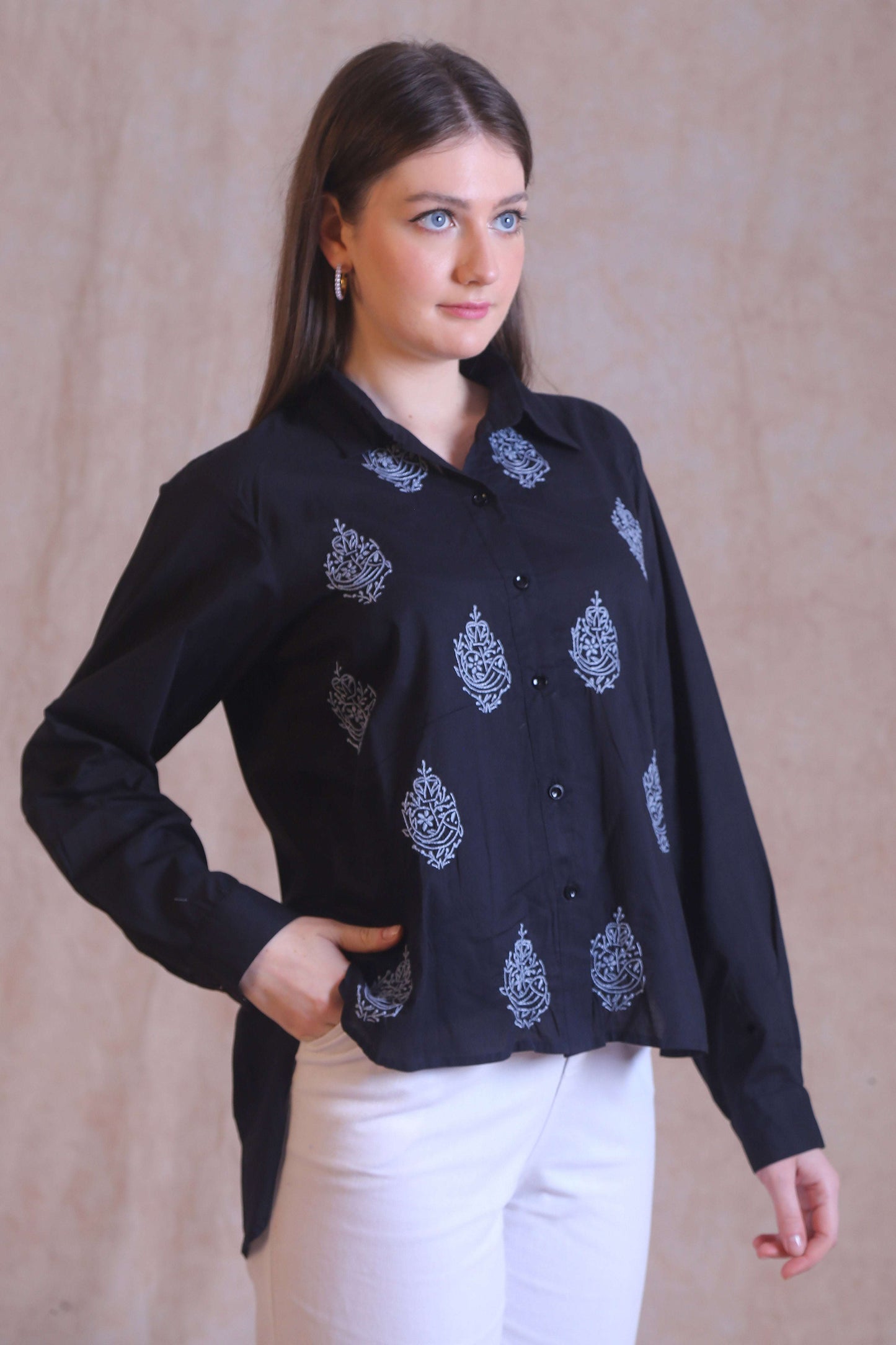 Perfect for all seasons, it provides a relaxed fit.