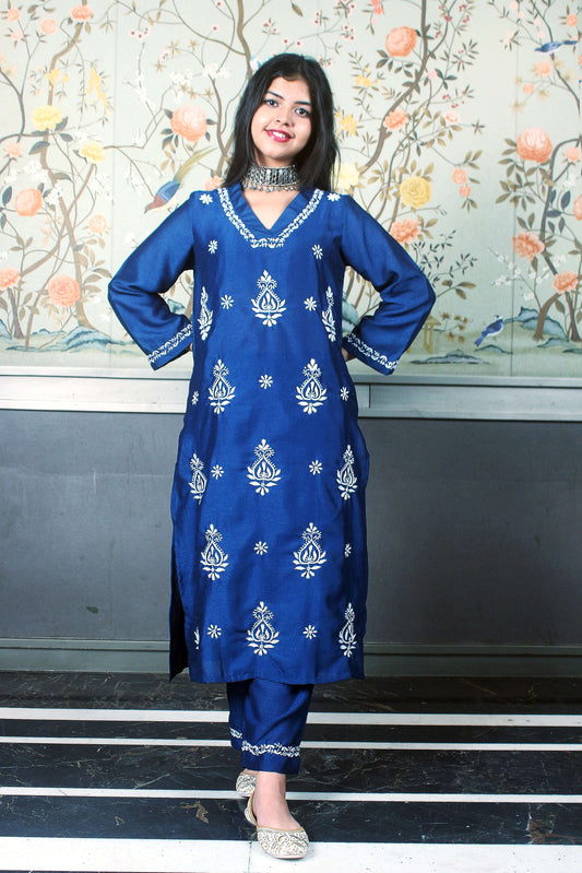 This Kurta Set is the perfect ethnic outfit for the modern woman.