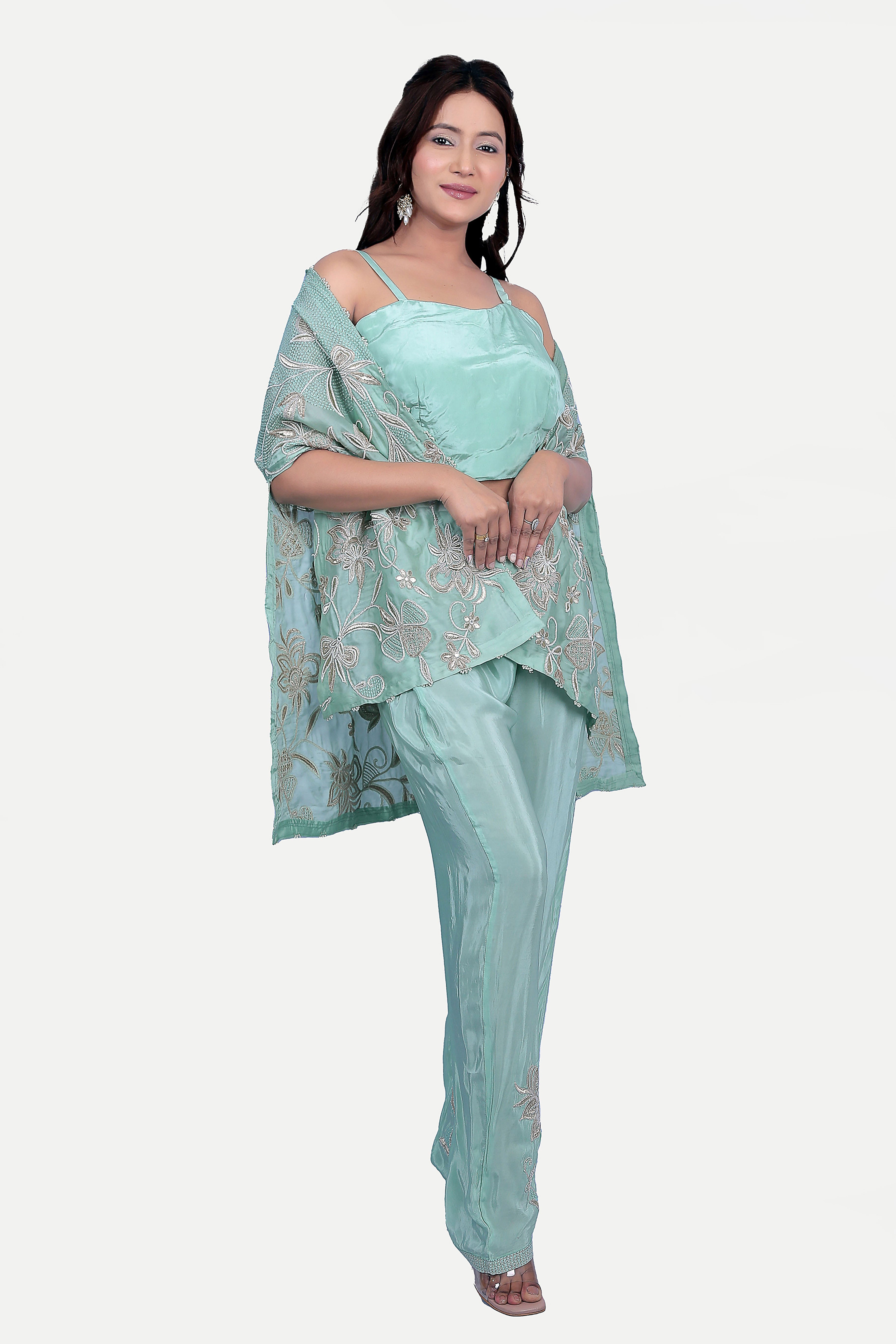 The pant and cape set is designed with pure organza satin fabric