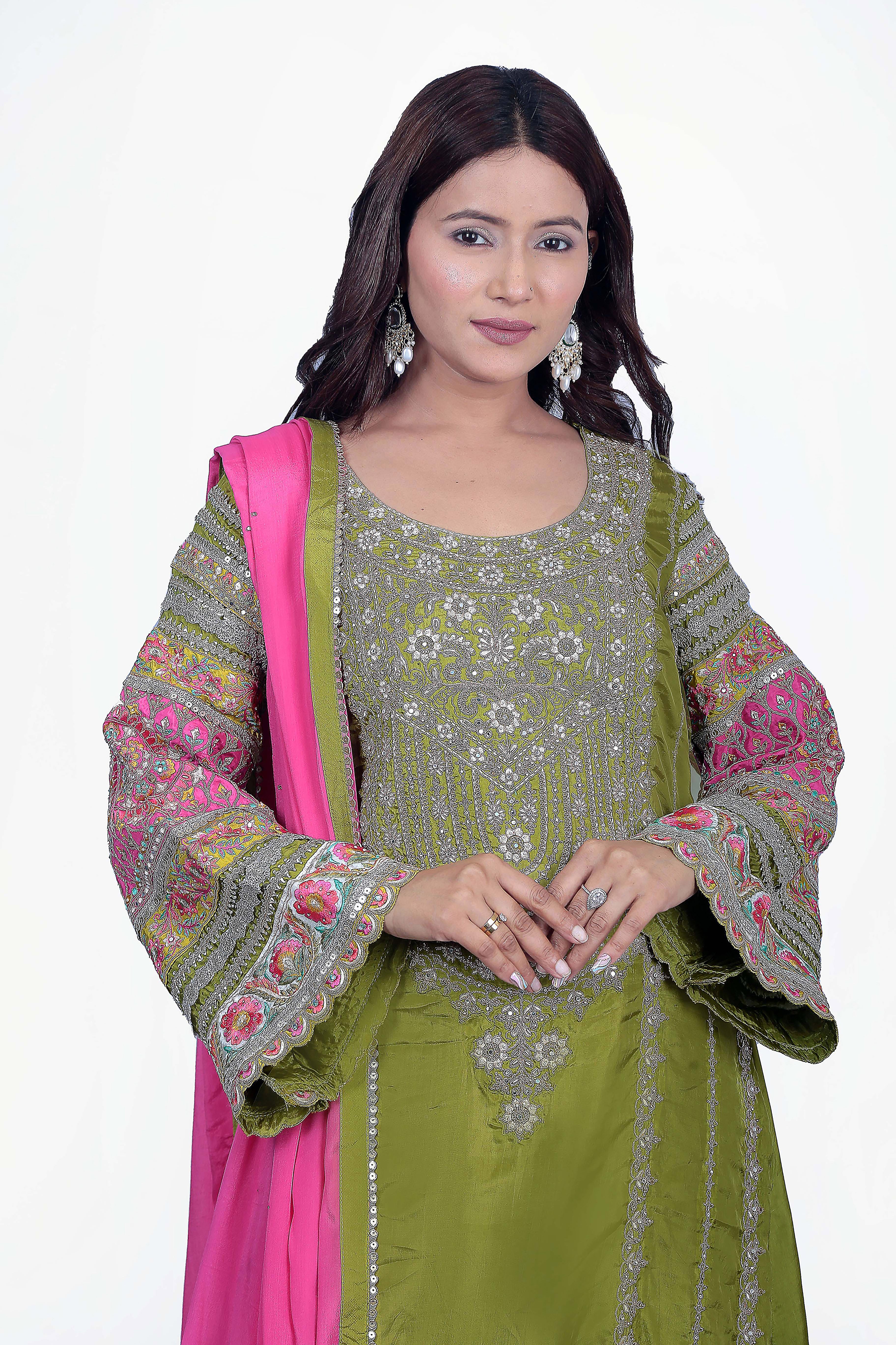 Intricate zari work with seashell design gives it a royal look.