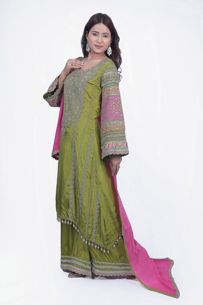 Kurta has a hand-embellished bell sleeves that adds a touch of luxury to the attire.
