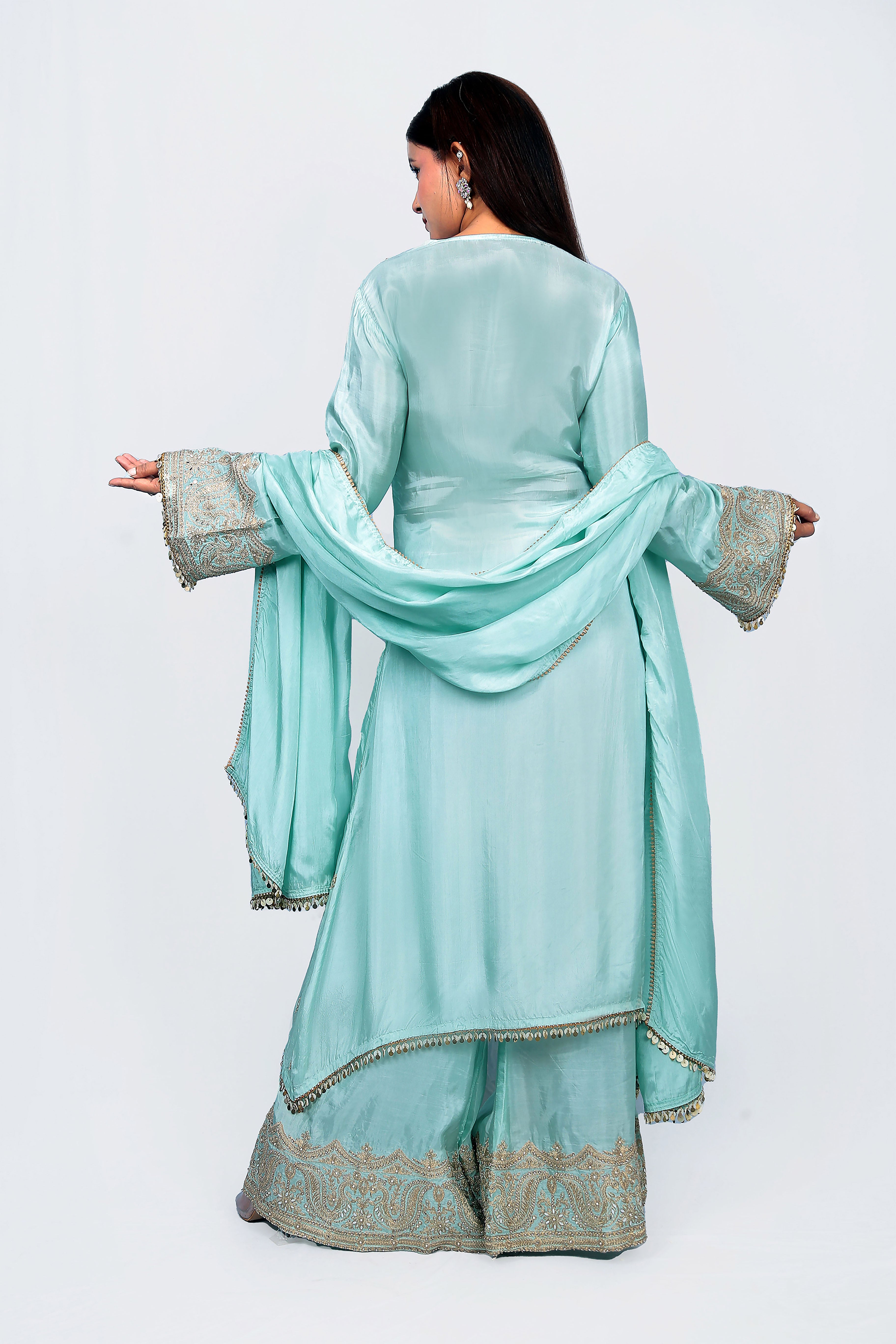 Zari and thread work on Kurta, Pants, Dupatta 