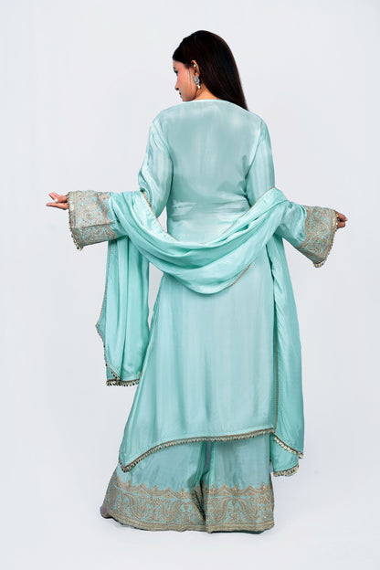 Zari and thread work on Kurta, Pants, Dupatta 