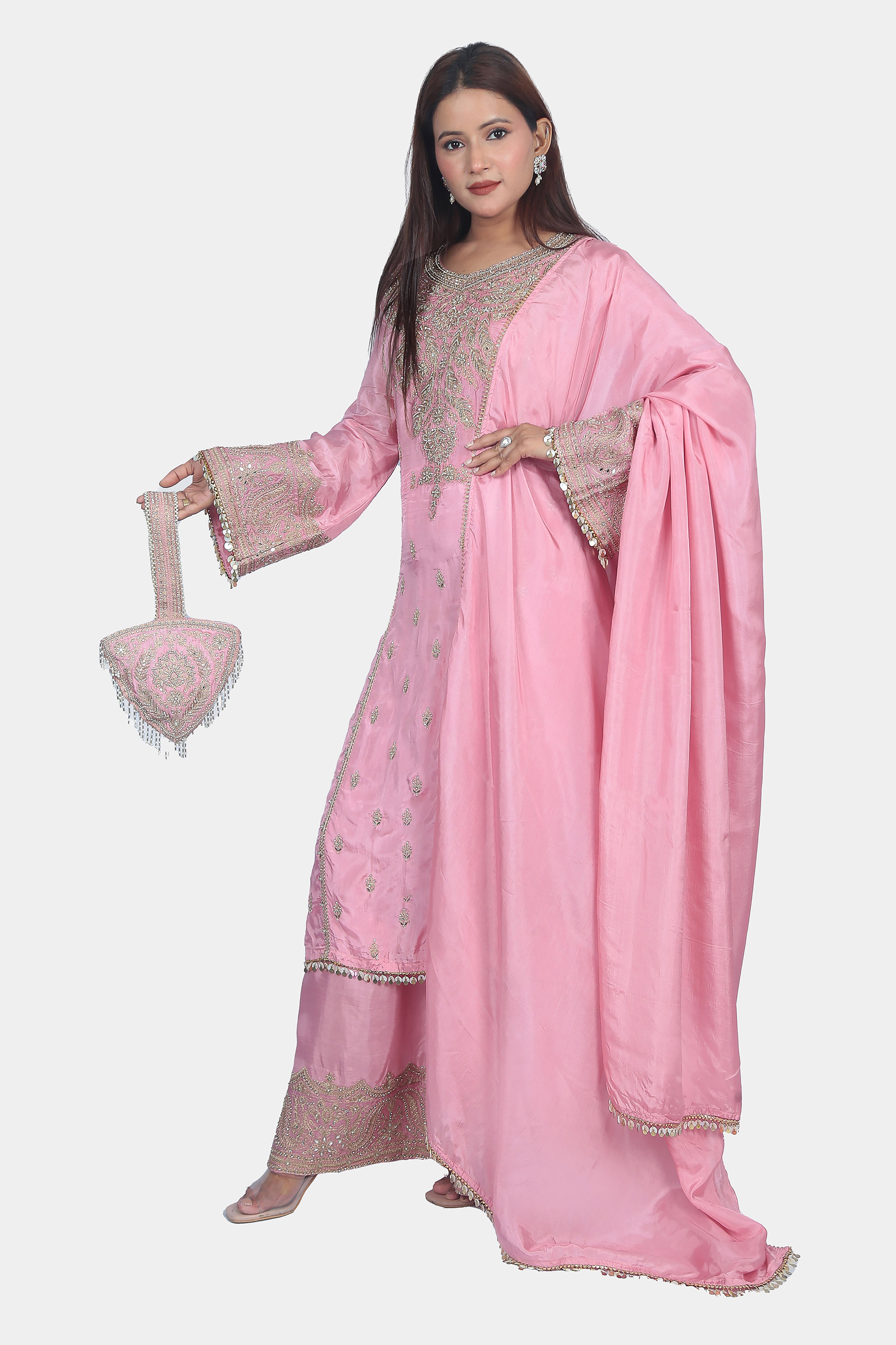 This pretty Kurta set that comes with a beautiful heavily ornamented potli. 