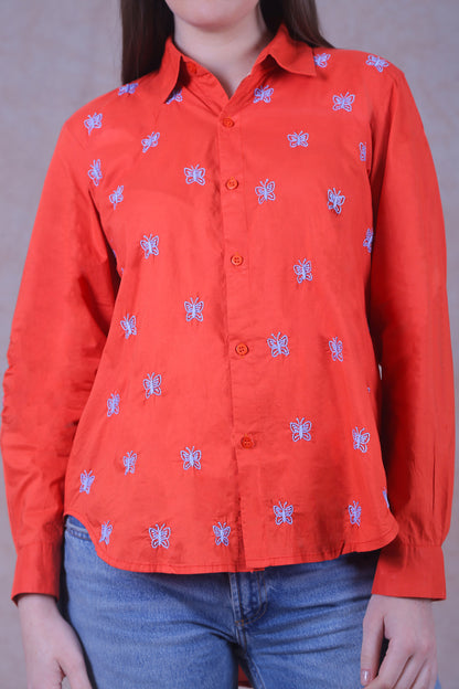 Perfect for all seasons, it provides a relaxed fit.