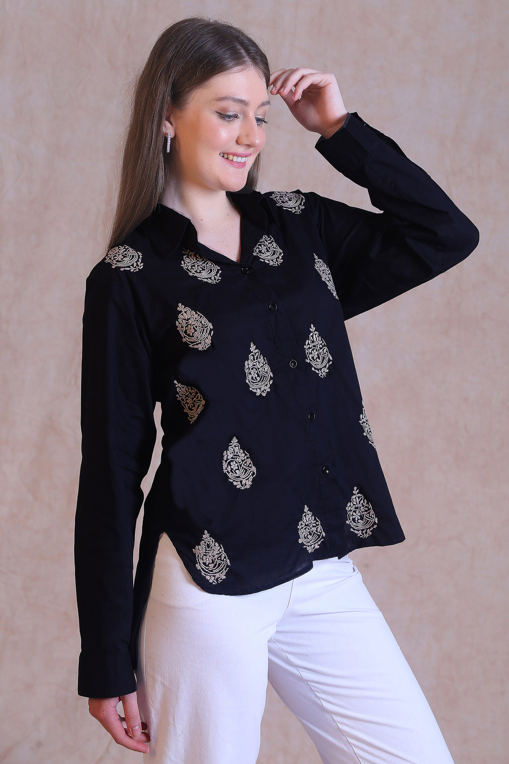  This fusion shirt made from soft, breathable cotton fabric.