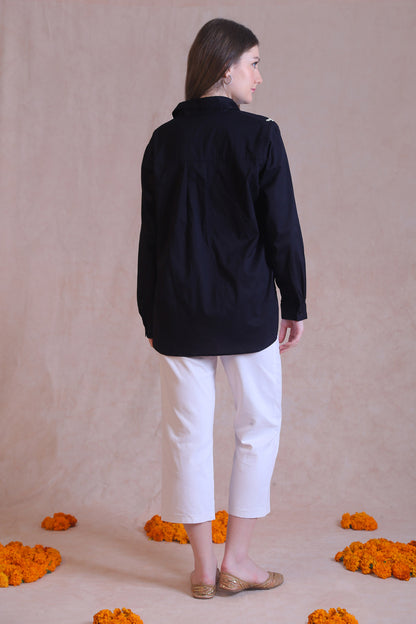 A sophisticated and comfortable daily outfit