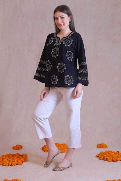 Pin-tuck sleeves with lace work looks sophisticated. 