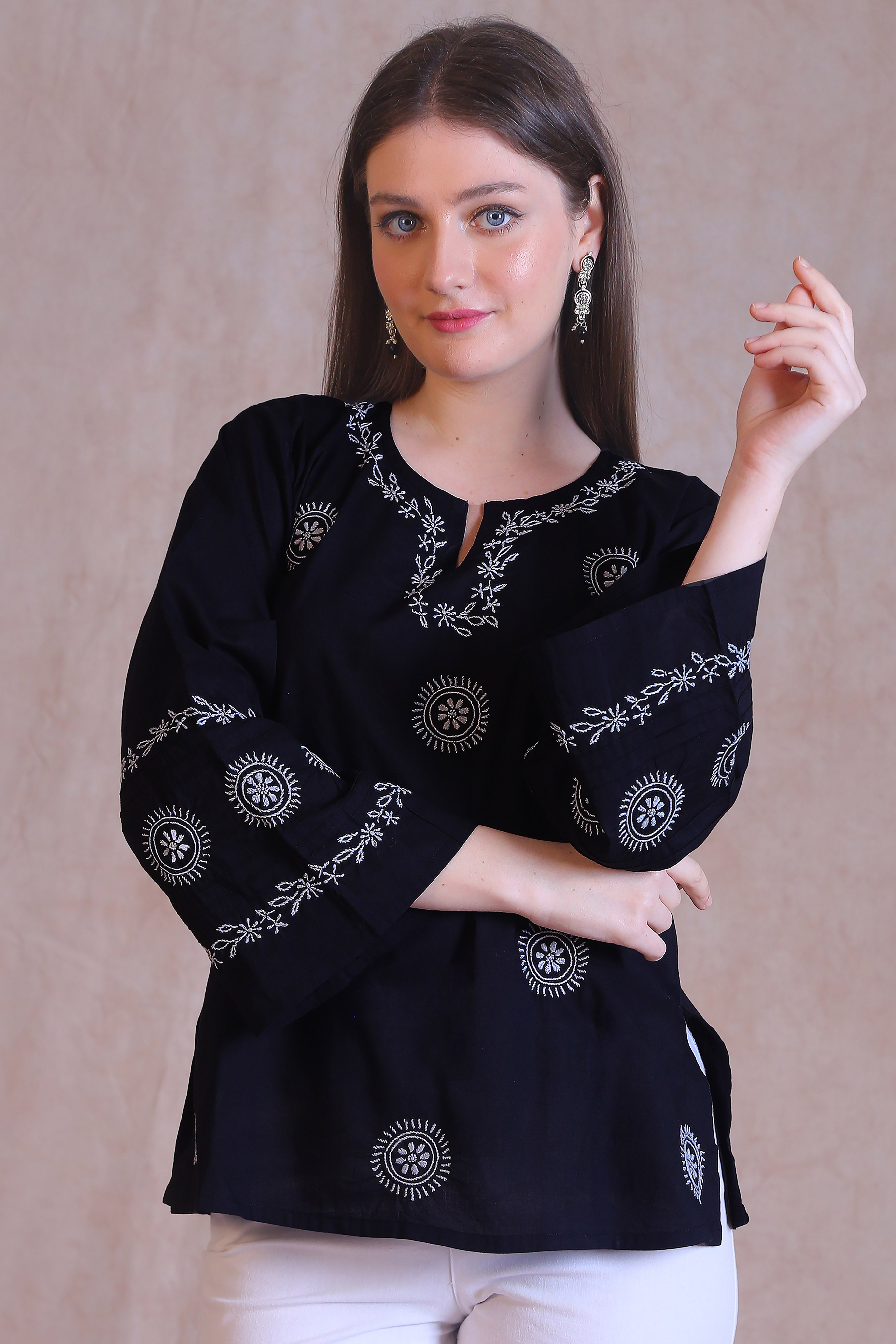 Pin-tuck sleeves with lace work looks sophisticated. 