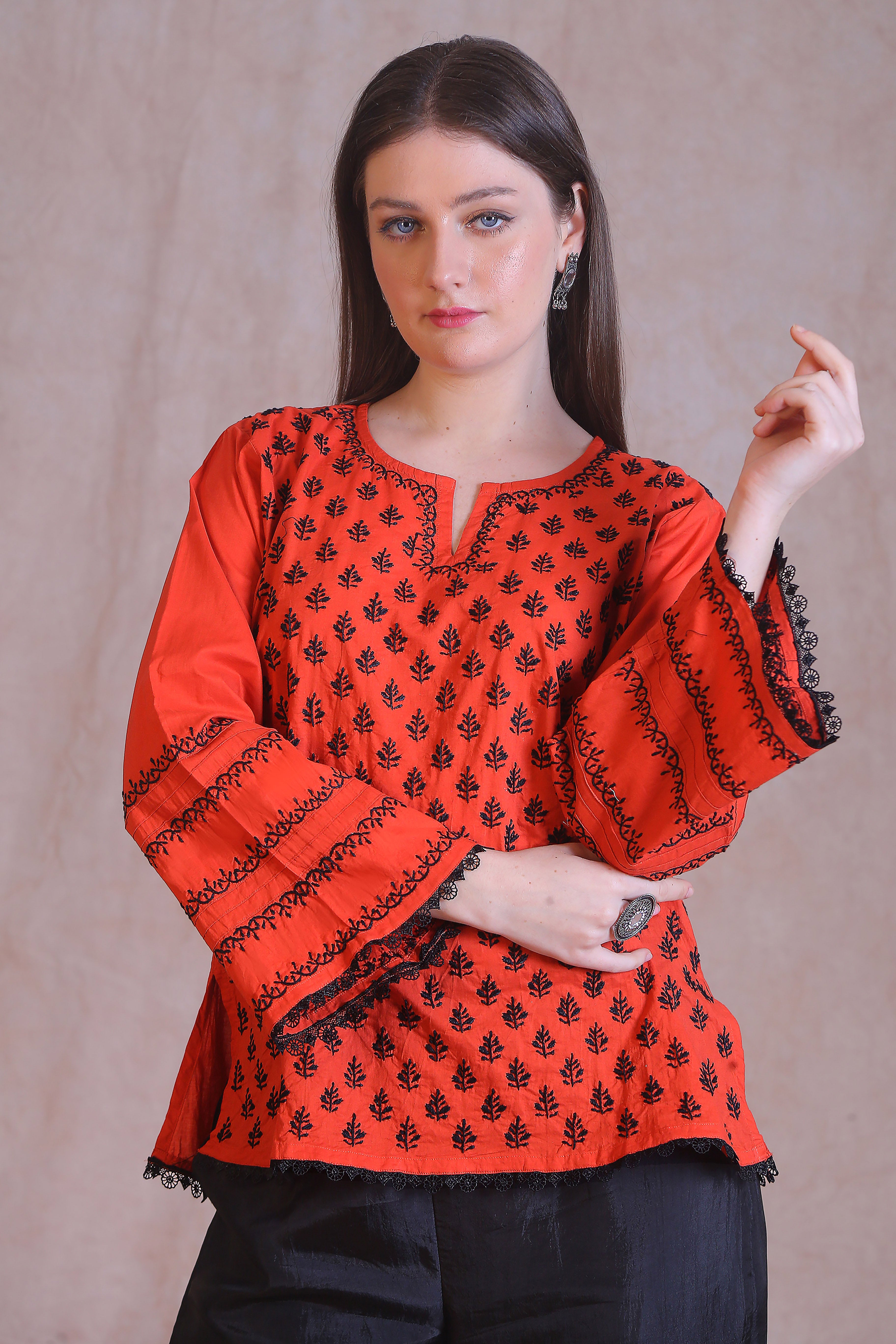 Pin-tuck sleeves with lace work looks sophisticated. 