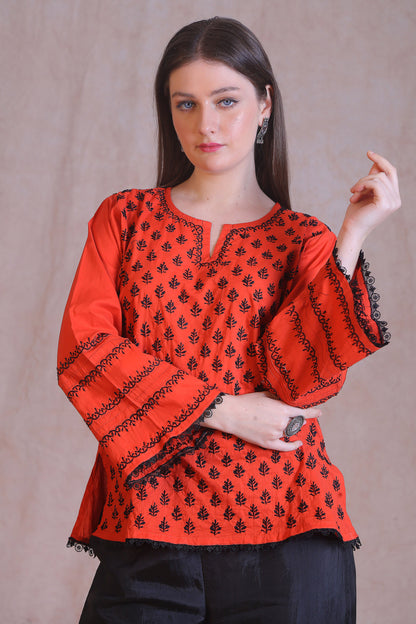 Pin-tuck sleeves with lace work looks sophisticated. 