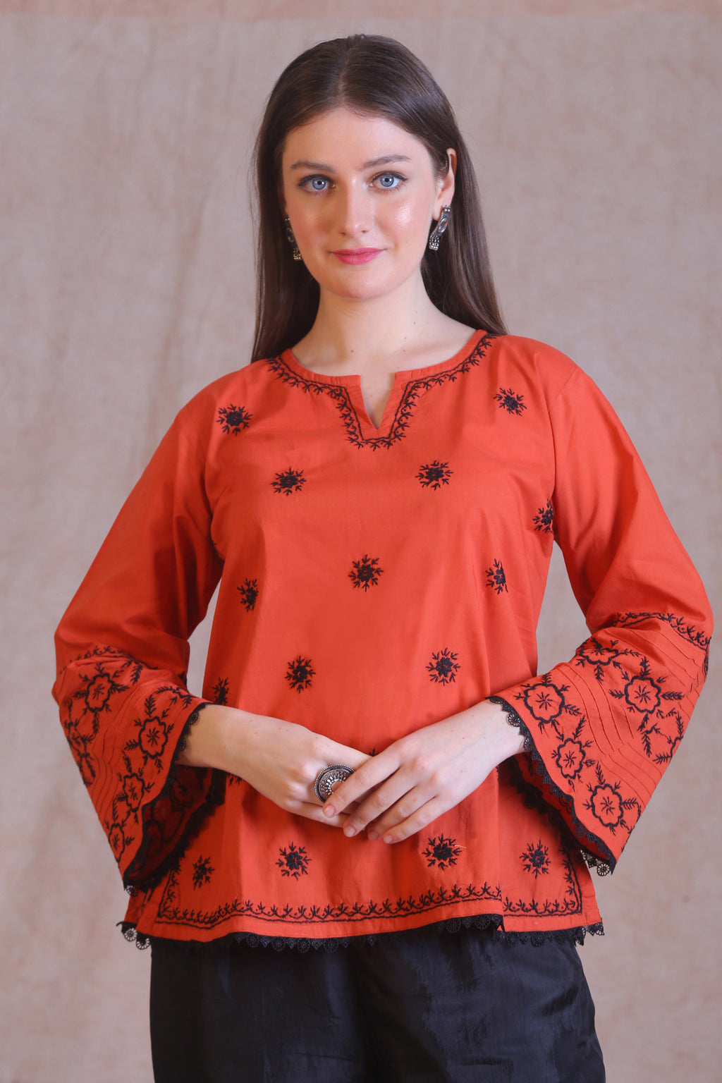 Pin-tuck sleeves with lace work looks sophisticated. 