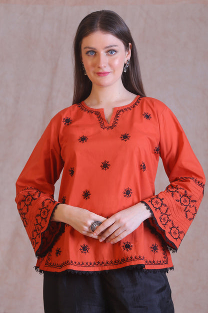 Pin-tuck sleeves with lace work looks sophisticated. 