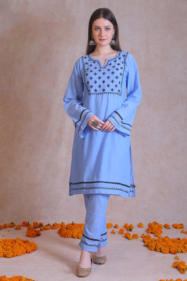 Kurta Set is designed with elegant chikankari in a geometrical pattern.